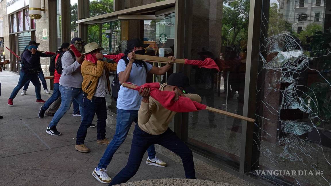 $!Integrantes de la Coordinadora Nacional de Trabajadores de la Educación rompiendo la entrada en la Torre del Bienestar durante su protesta rumbo al Zócalo.