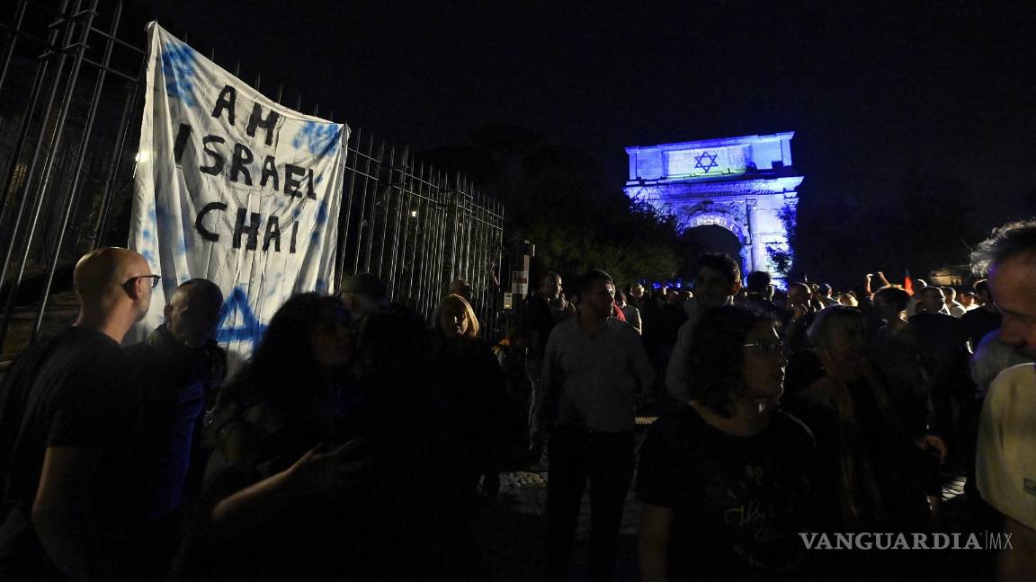 $!La gente participa en una procesión con antorchas organizada por Il Foglio para Israel cerca del Arco di Tito en Roma, Italia.