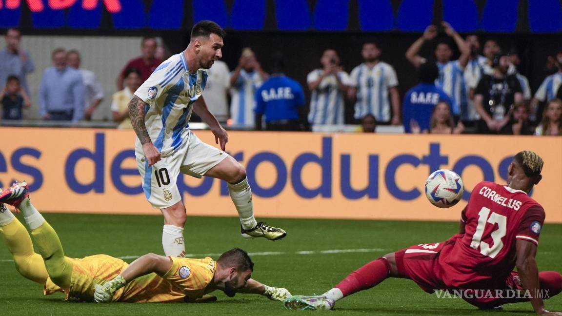 $!Lionel Messi quiso anotar un gol de ‘vaselina’ pero fue tapado por el defensa.