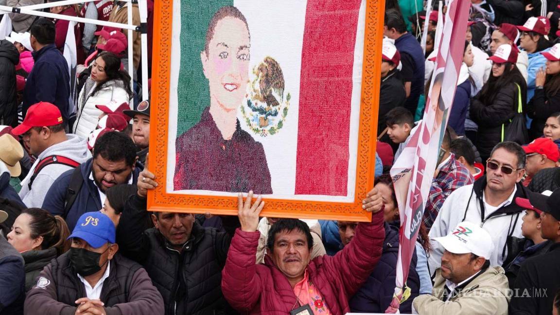 $!Simpatizantes de Morena asistieron al Zócalo capitalino al primer informe de Claudia Sheinbaum, presidenta constitucional de los Estados Unidos Mexicanos | Foto: Cuartoscuro