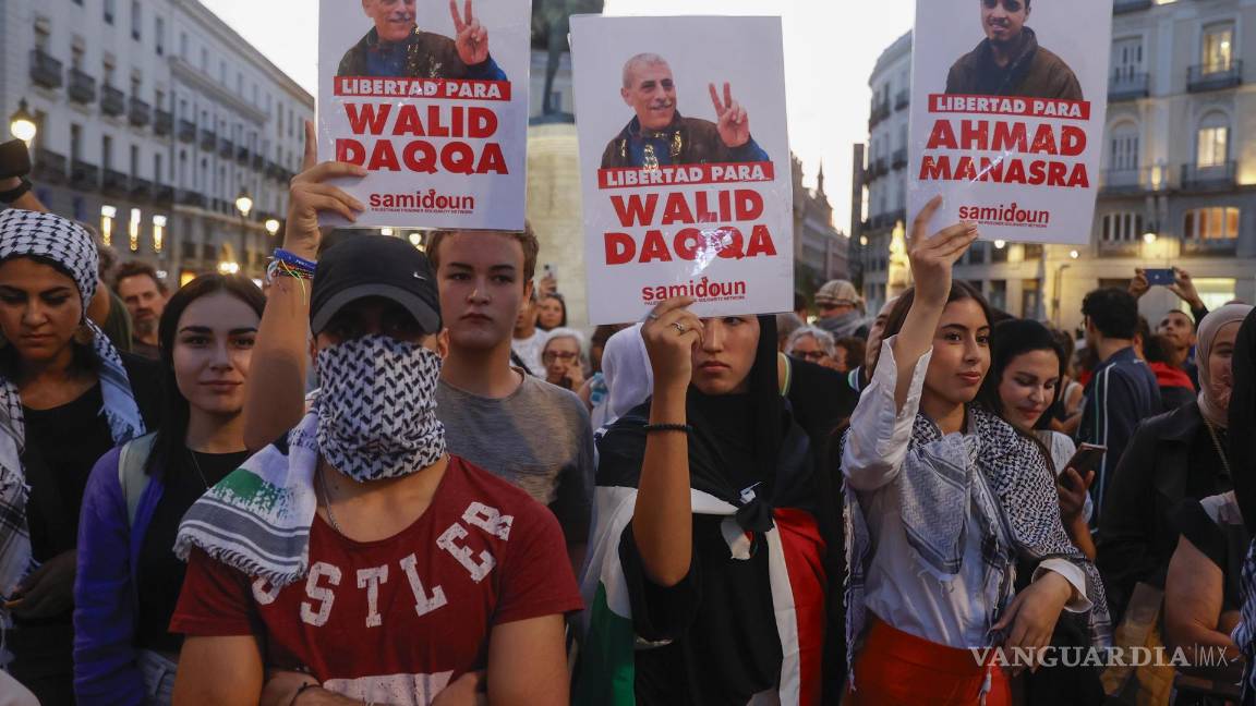 $!Cientos de personas muestran su apoyo a Palestina en la Plaza del Sol de Madrid.