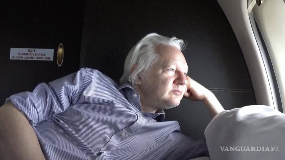 $!Captura de pantalla extraída de la cuenta X de Wikileaks de Julian Assange a bordo de un vuelo a Bangkok, Tailandia, tras su liberación de prisión.