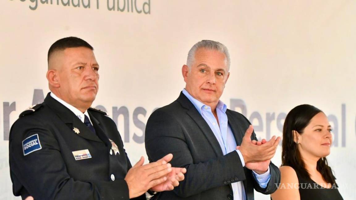 Román Cepeda, alcalde de Torreón, entrega reconocimientos a policías que obtuvieron ascensos