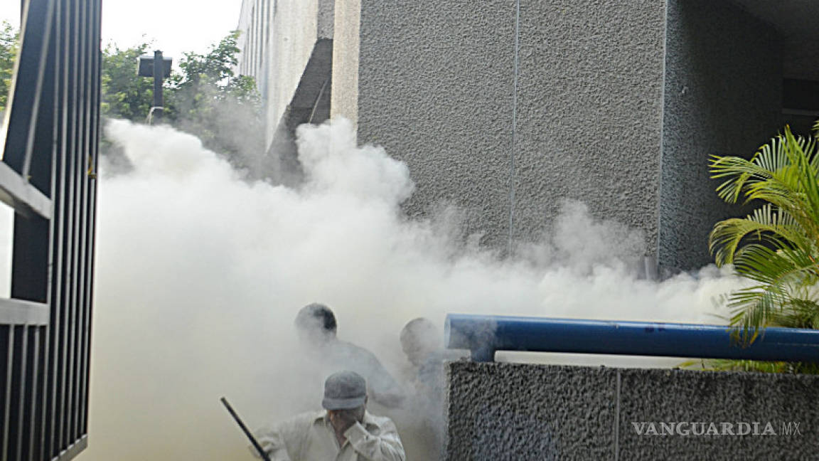 Desalojan a maestros con gas lacrimógeno en Chiapas