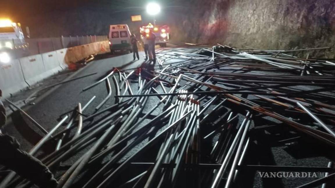 $!Durante la madrugada, el conductor de un tráiler perdió el control del vehículo hasta volcar.