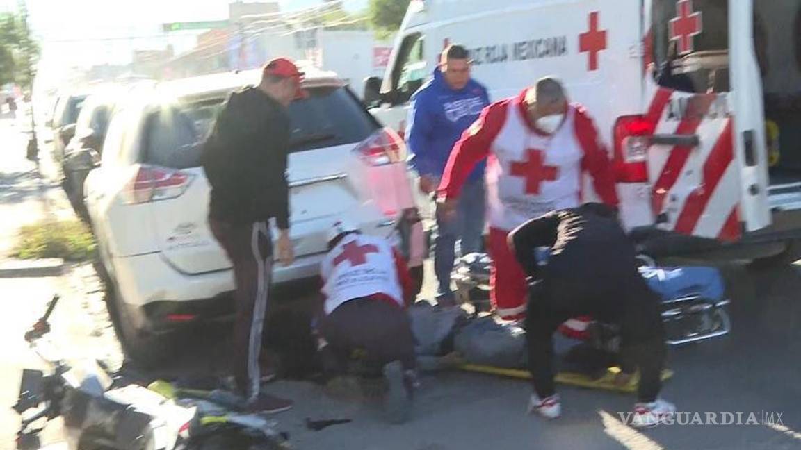 $!Paramédicos de la Cruz Roja acudieron al lugar y trasladaron al adolescente al Hospital General en estado crítico, donde cayó en paro cardiorrespiratorio.