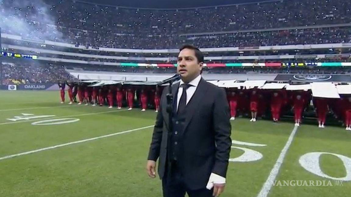 Abuchean a Julión Álvarez tras cantar el Himno Nacional en el juego de NFL y las redes lo atacan (video)