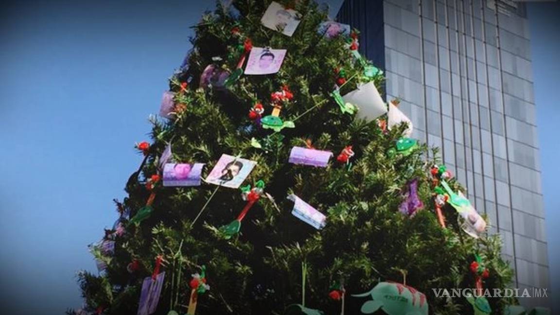 Padres de los 43 colocan árbol en Tixtla con fotos de sus hijos