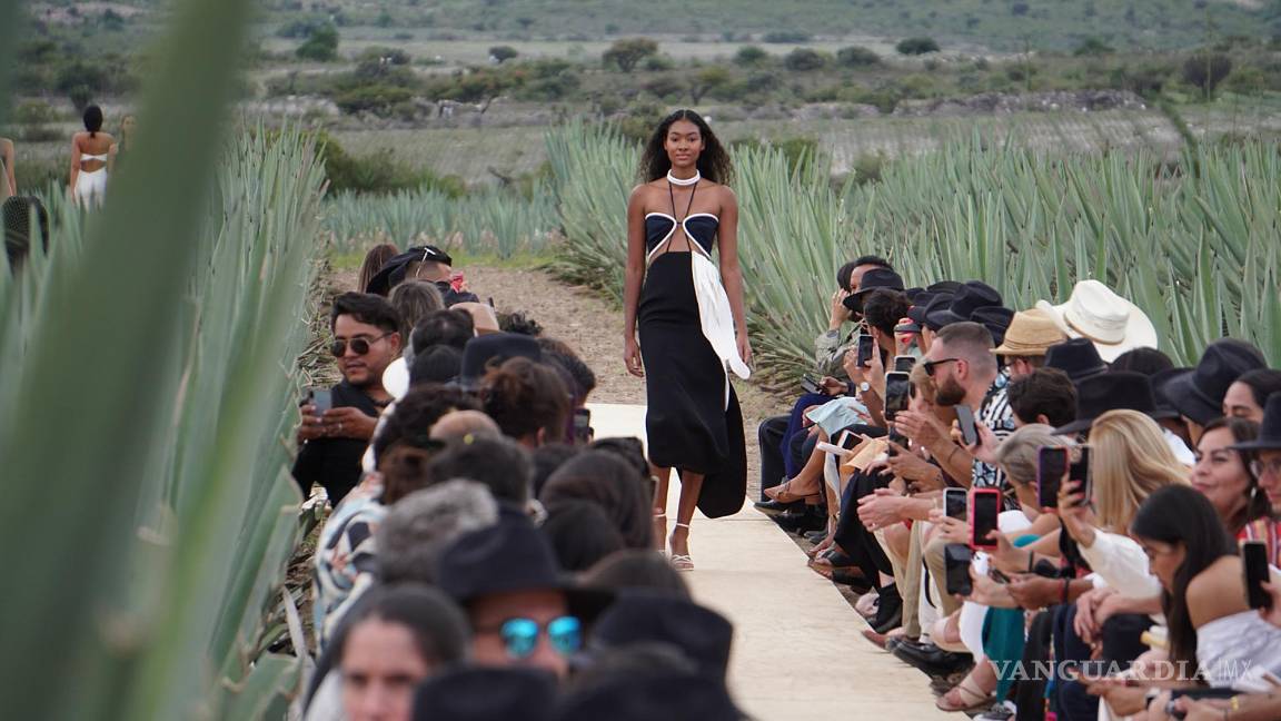 $!Una modelo luce una prenda del diseñador mexicano Kris Goyri en el Mercedes-Benz Fashion Week en el municipio de Mitla, estado de Oaxaca (México).
