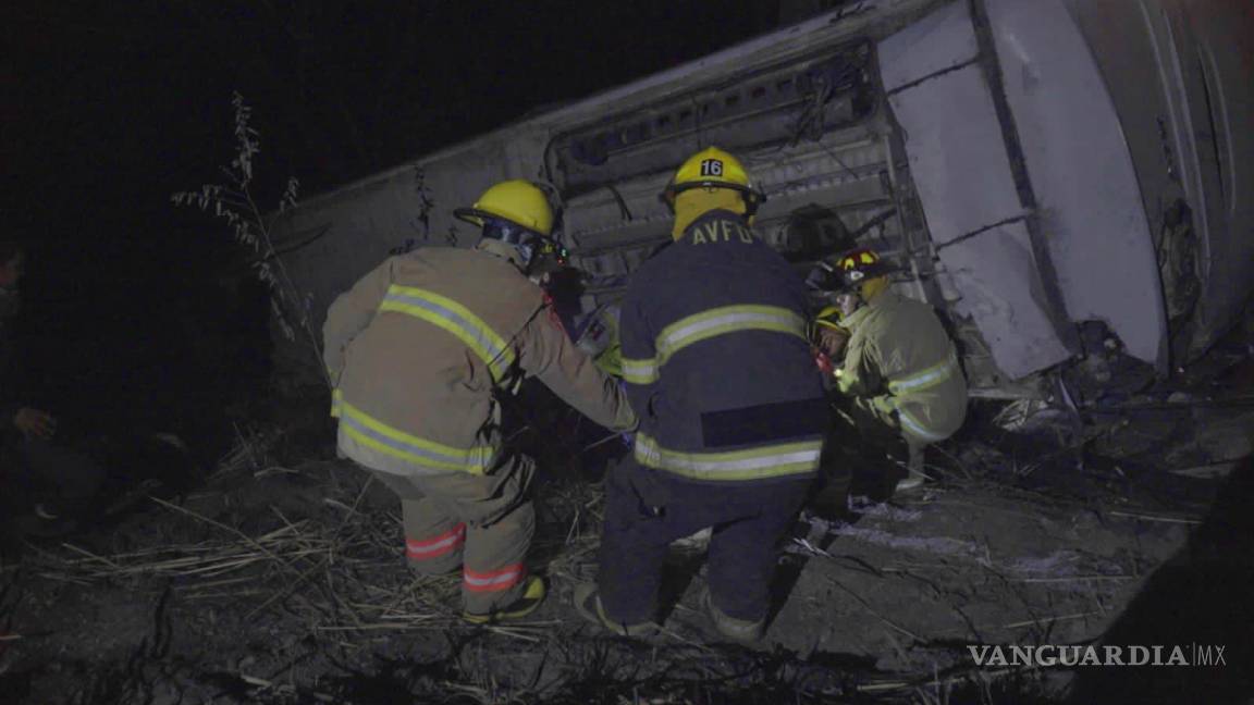 Vuelca autobús turístico a barranco en Nayarit; reportan 18 muertos y 33 heridos