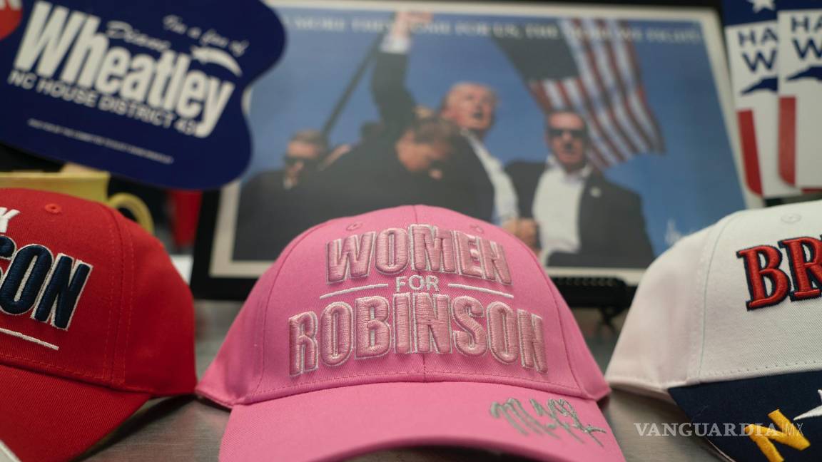 $!Una gorra con la leyenda “Mujeres por Robinson” frente a una foto de Donald Trump en un centro de recursos para candidatos republicanos en Fayetteville.