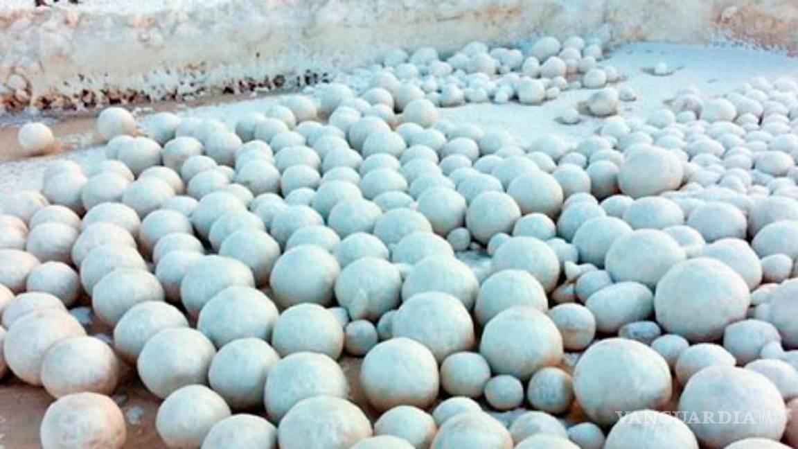 $!Encuentran misteriosas bolas de nieve gigantes en Siberia (Fotos)