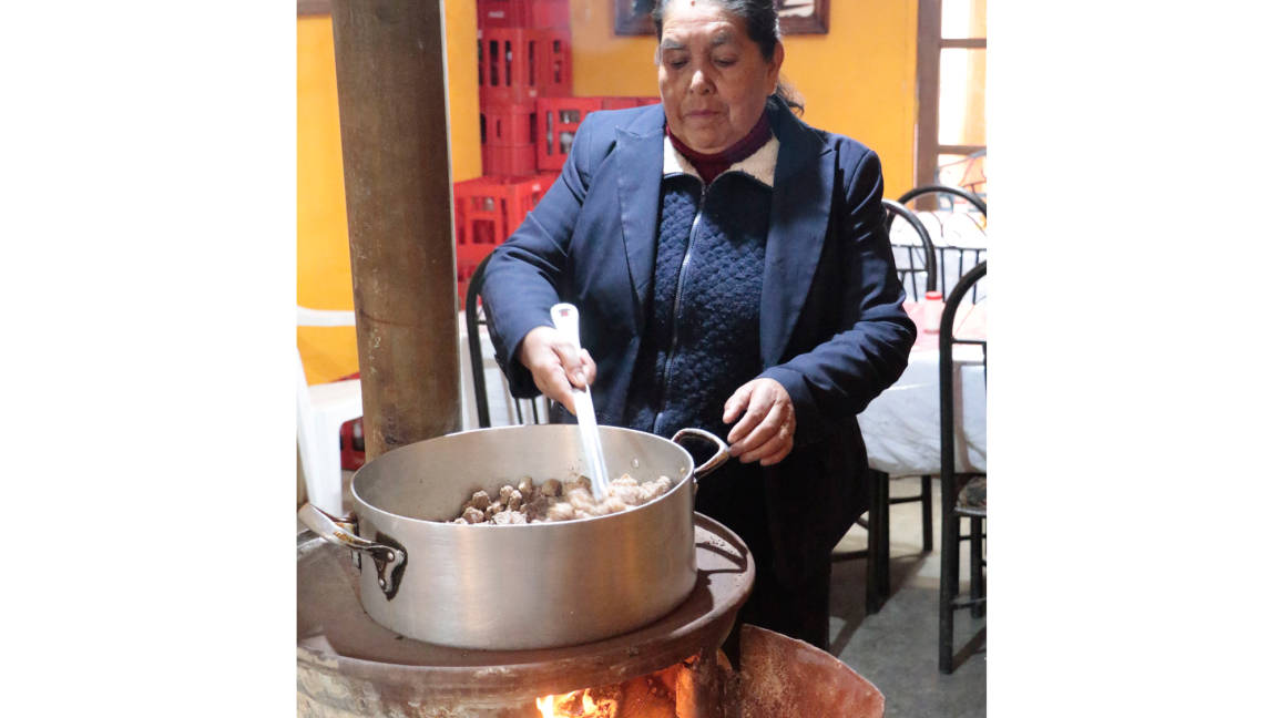 Premian a cocinera de Arteaga como la mejor de México