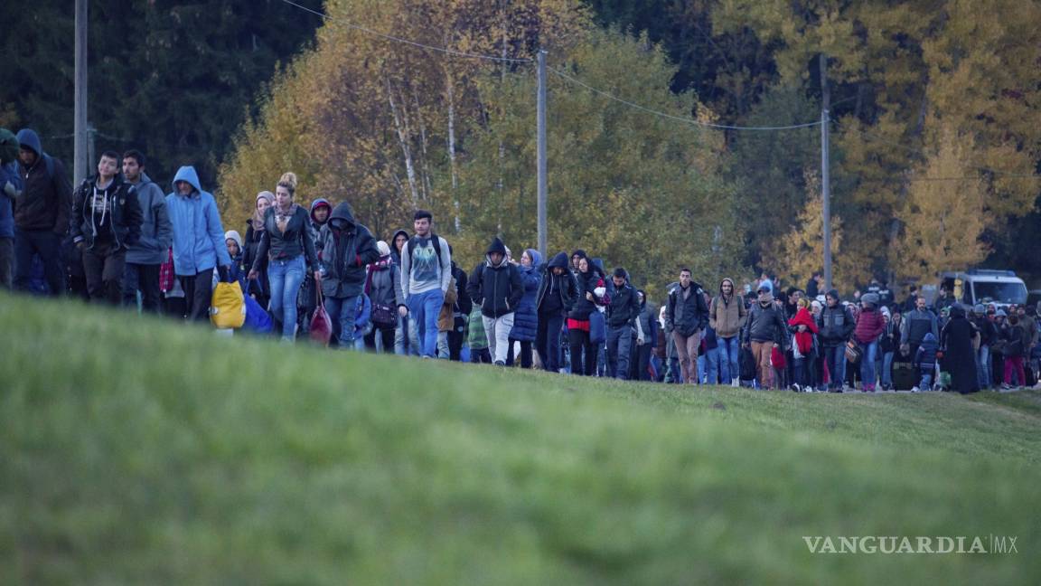 Refugiados peregrinan de Austria a Alemania