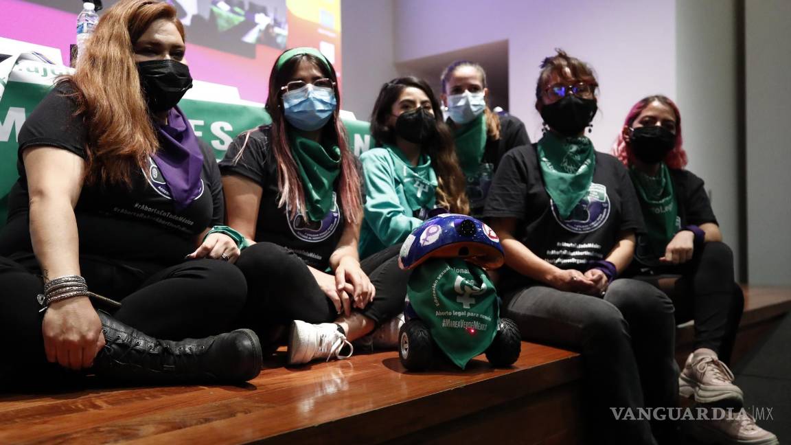 $!Un grupo de feministas presentan hoy el robot bautizado como “RAborta” durante una rueda de prensa en el Museo de la Memoria y la Tolerancia, de la Ciudad de México (México). EFE/José Méndez