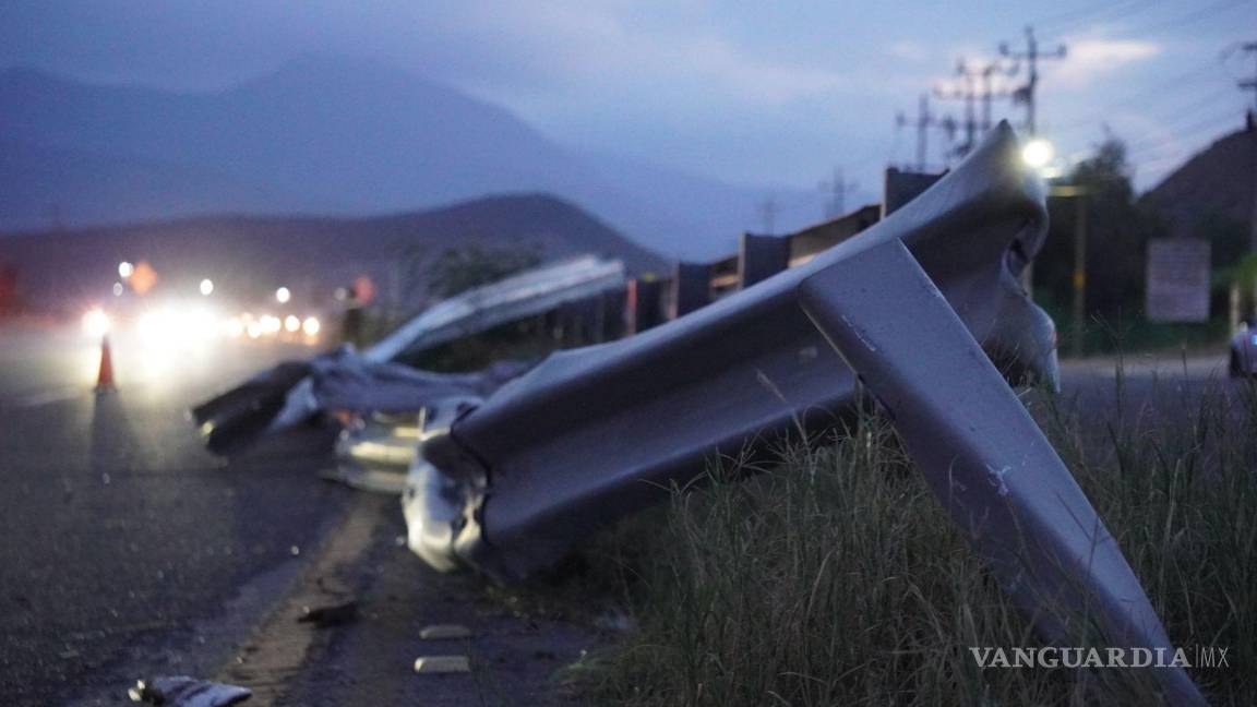 $!La pesada unidad se impactó contra una barra de contención antes de salir a la terracería.