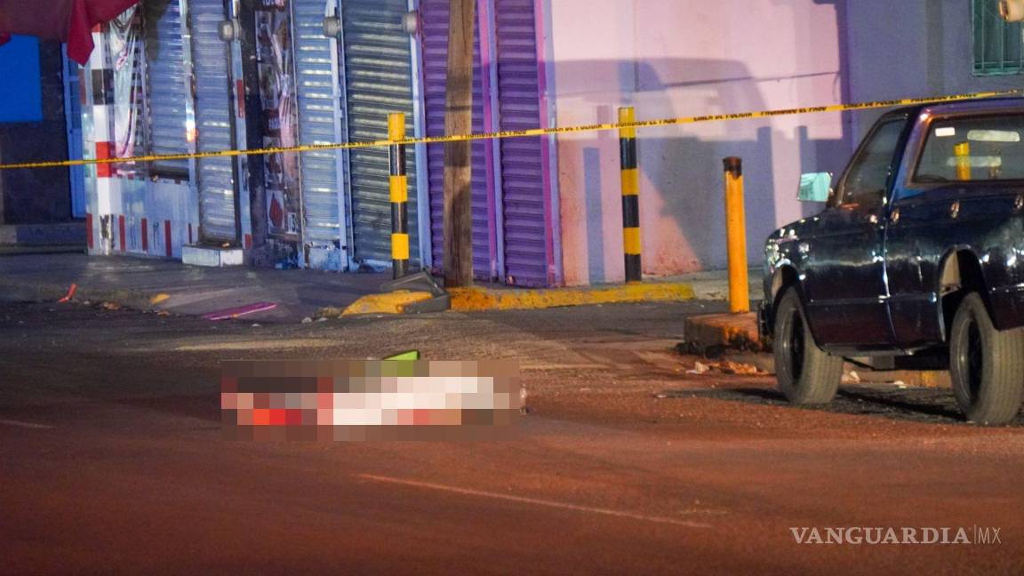 $!La víctima vestía playera del Cruz Azul y short rojo al momento del accidente, según el reporte oficial.