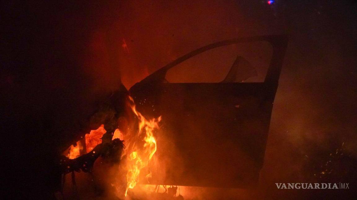 $!La conductora logró salir a salvo antes de que el automóvil quedara completamente envuelto en fuego.