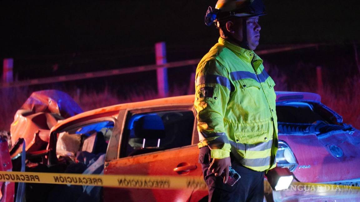 $!Paramédicos confirmaron en el lugar el fallecimiento del conductor del Volkswagen Polo, quien quedó prensado entre los restos del automóvil.