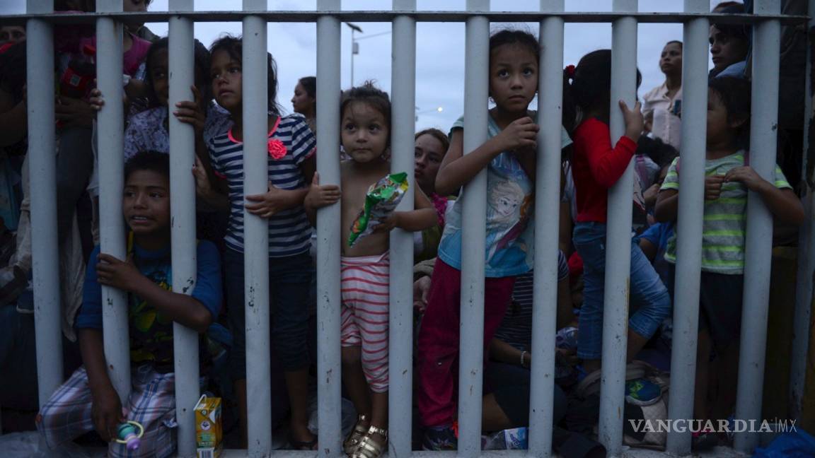$!Madres de la caravana migrante luchan para dar un futuro a sus hijos