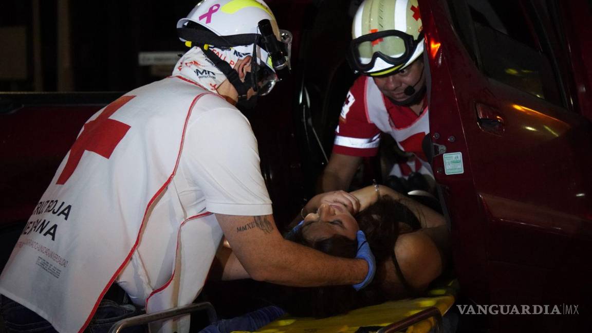 $!Paramédicos de la Cruz Roja atendieron a la copiloto que resultó lesionada.