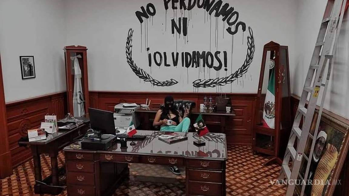 $!Es vandalismo, AMLO critica protesta de mujeres contra la CNDH