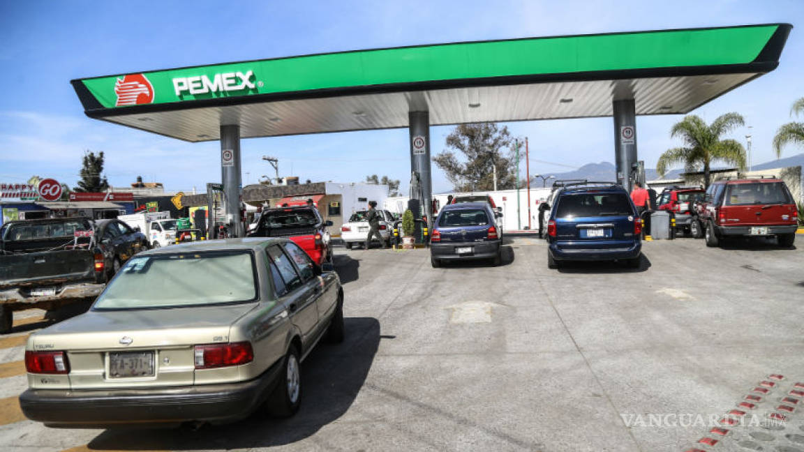 Reportan escasez de combustible en al menos ocho estados mexicanos