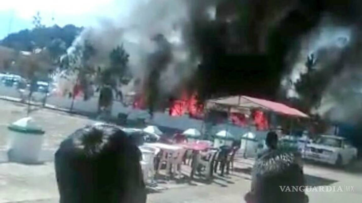 Puestos de pirotecnia provocan incendio en San Juan Chamula, Chiapas (Videos)