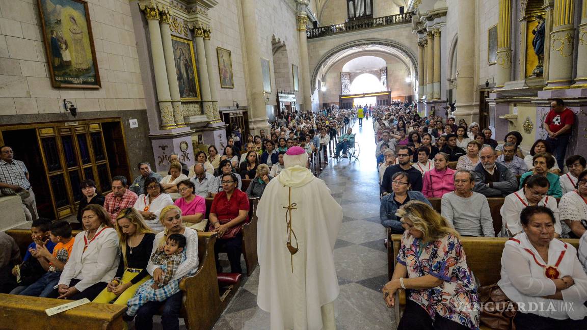 $!Obispo de Saltillo lava los pies a operarios de la Ciudad