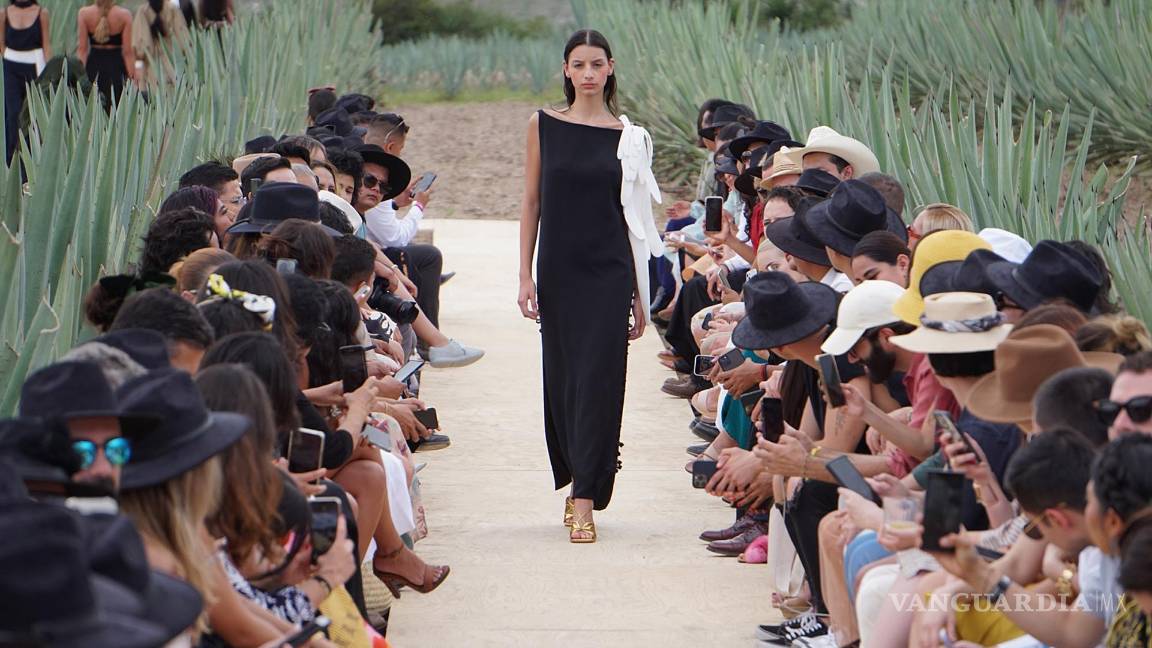 $!Una modelo luce una prenda del diseñador mexicano Kris Goyri en el Mercedes-Benz Fashion Week en el municipio de Mitla, estado de Oaxaca (México).