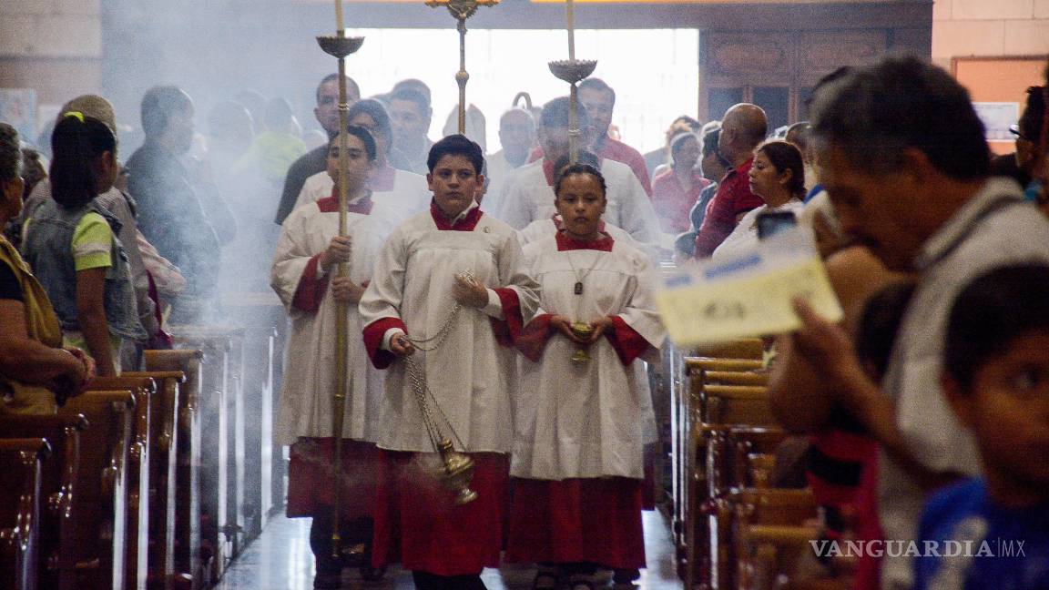 $!Obispo de Saltillo lava los pies a operarios de la Ciudad