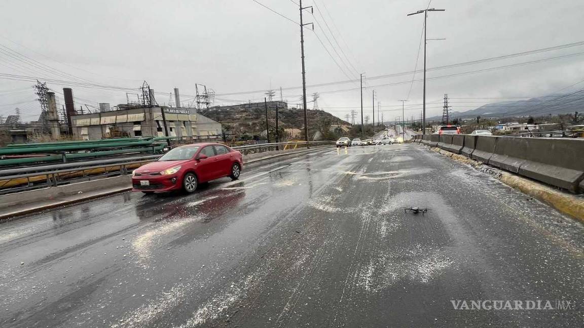 $!El alcalde Carlos Villarreal supervisa las medidas preventivas tras el accidente provocado por el pavimento congelado.