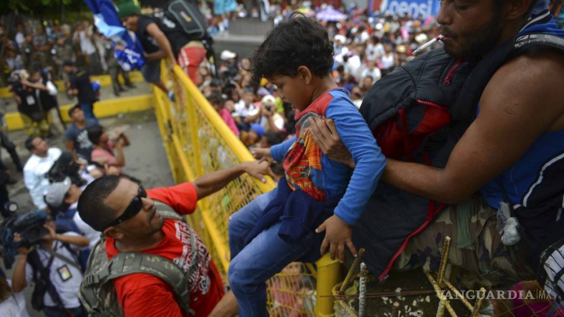 Irrumpe caravana en frontera sur de México; se enfrentan migrantes y autoridades