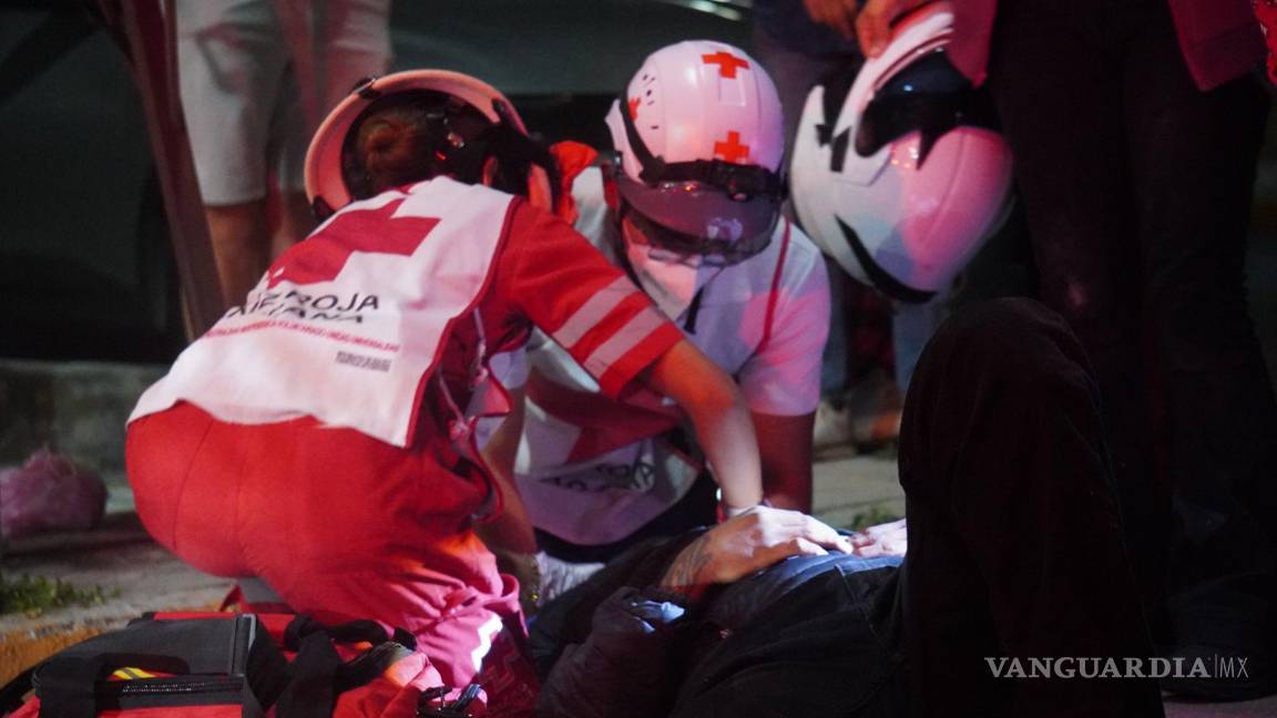 $!Paramédicos de la Cruz Roja atendieron al motociclista en el lugar del accidente.