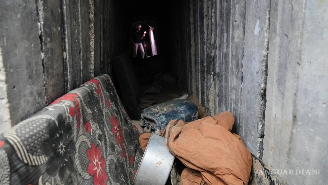 $!Colchones y una olla yacen en el suelo dentro de un túnel en Rafah, Franja de Gaza.