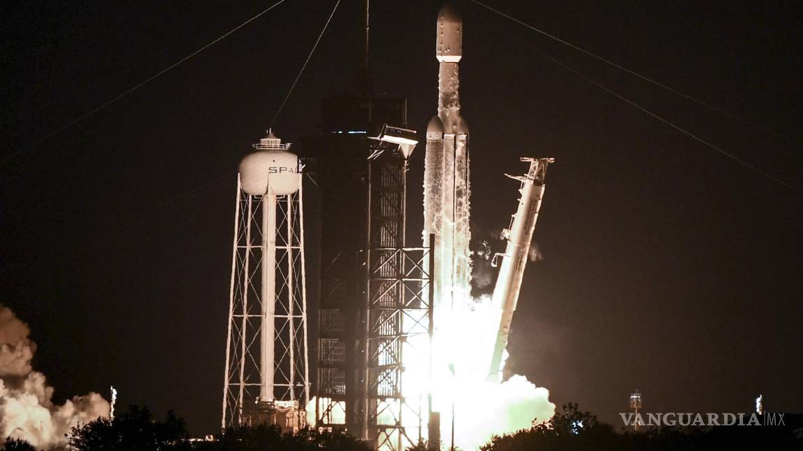 $!Un Falcon Heavy de SpaceX despega de la plataforma 39A en el Centro Espacial Kennedy, en Cabo Cañaveral, Florida.