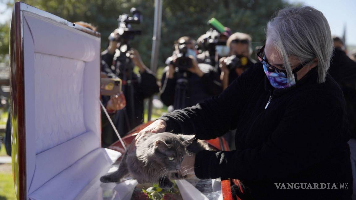 Sepultan su familia y mascotas en emotiva ceremonia a la periodista Lourdes Maldonado