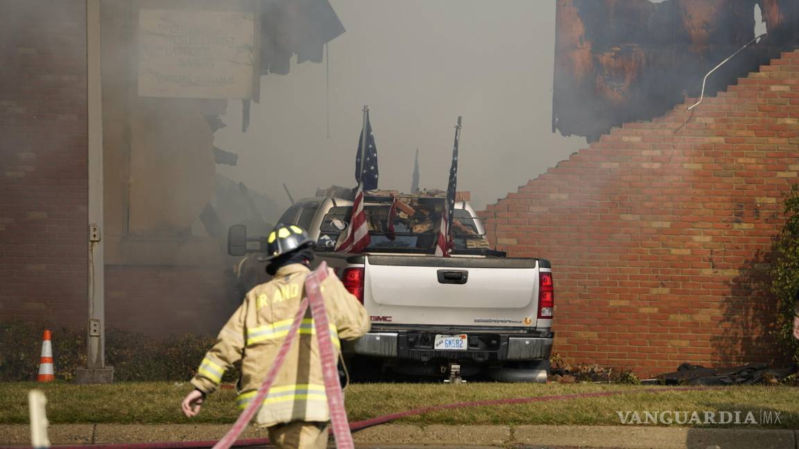 $!Los bomberos trabajan en la escena de un incendio y tiroteo en la Iglesia de Jesucristo de los Santos de los Últimos Días en Grand Blanc, Michigan.