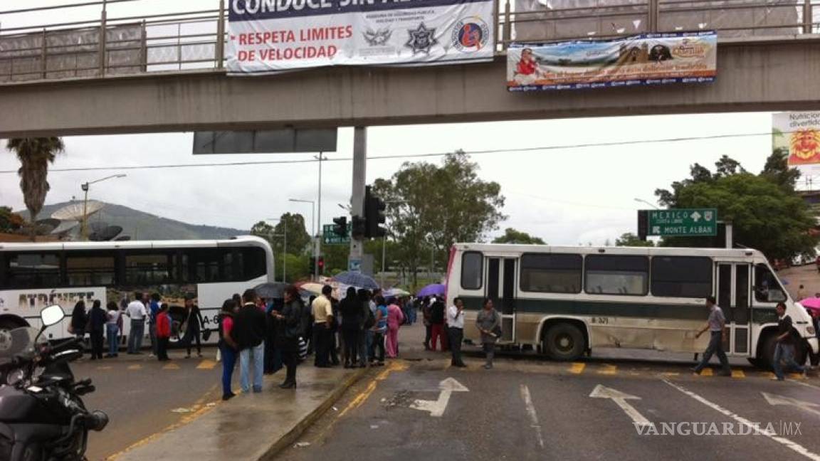 Oaxaca en estado ‘de sitio’ con 20 bloqueos
