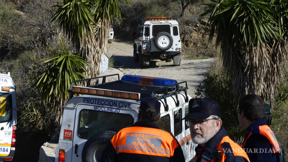 España: Esperan llegar a niño caído en un pozo en 35 horas
