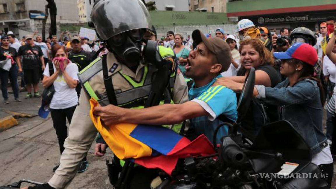 Estados Unidos pide a connacionales abandonar Venezuela y retira personal de su embajada