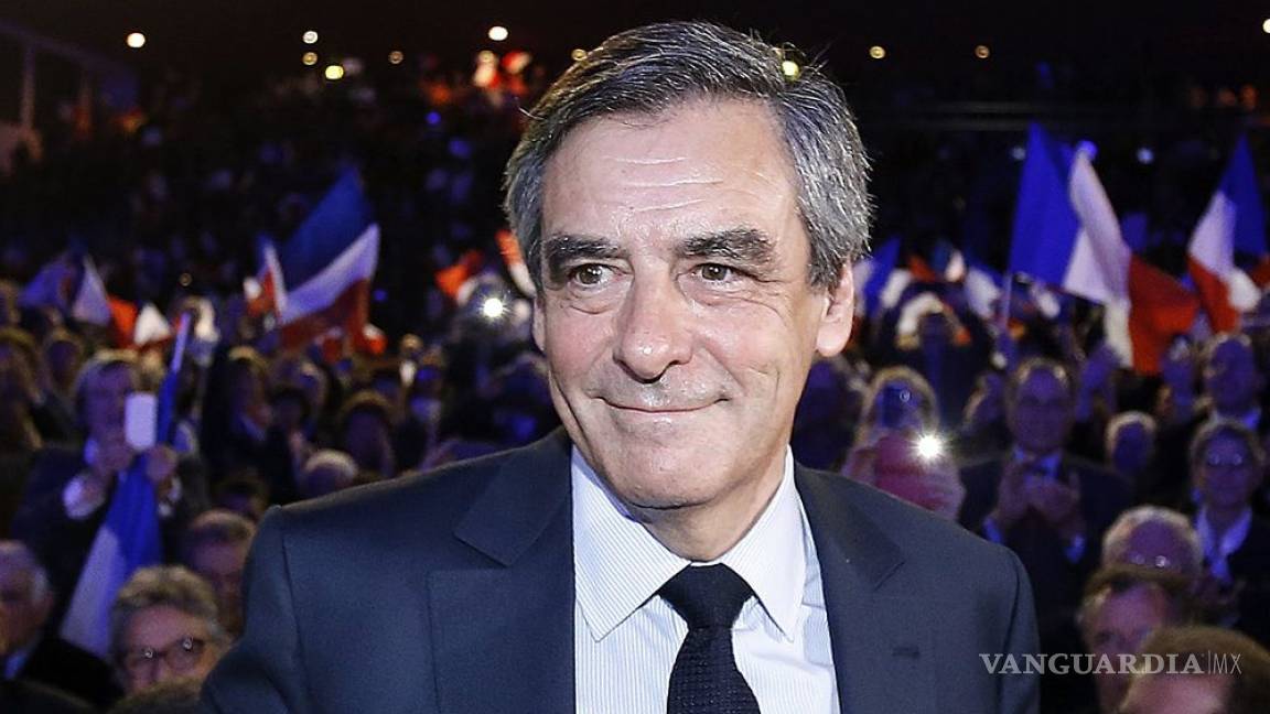 Miles respaldan a candidato francés acusado de corrupción