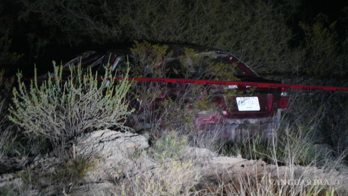 $!El vehículo Aveo terminó destrozado tras volcar en repetidas ocasiones.