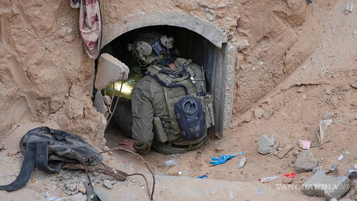 $!Un soldado israelí entra en un túnel donde, según el ejército, se encontraba el cuerpo del soldado Hadar Goldin en Rafah, Franja de Gaza.