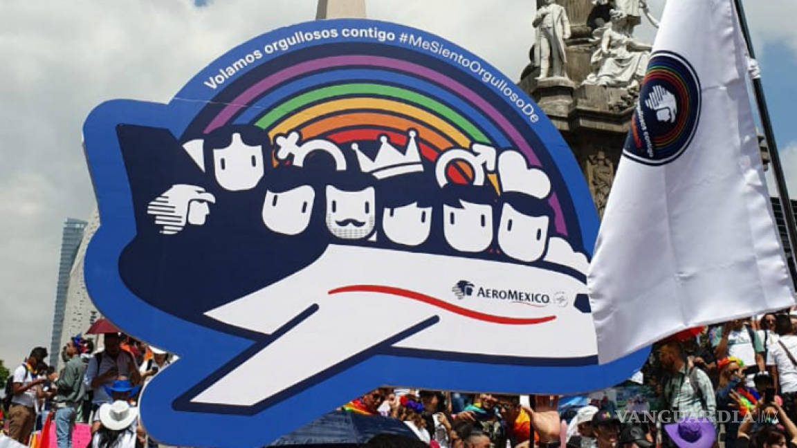Aeroméxico participa en la marcha del orgullo LGBTTI en CDMX