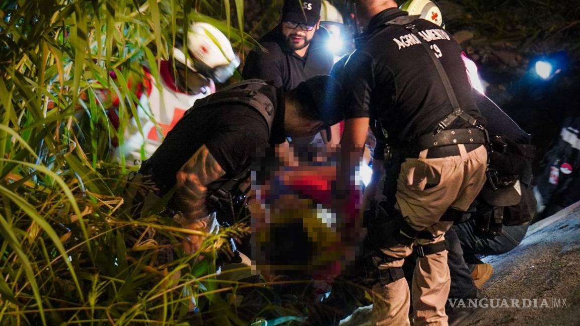 $!Una camilla fue utilizada para subir a la mujer desde el fondo del cauce hasta la superficie, donde la esperaba una ambulancia.