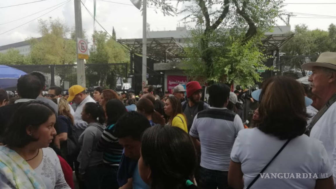 Manifestación de más de 200 personas llega a oficinas del INE