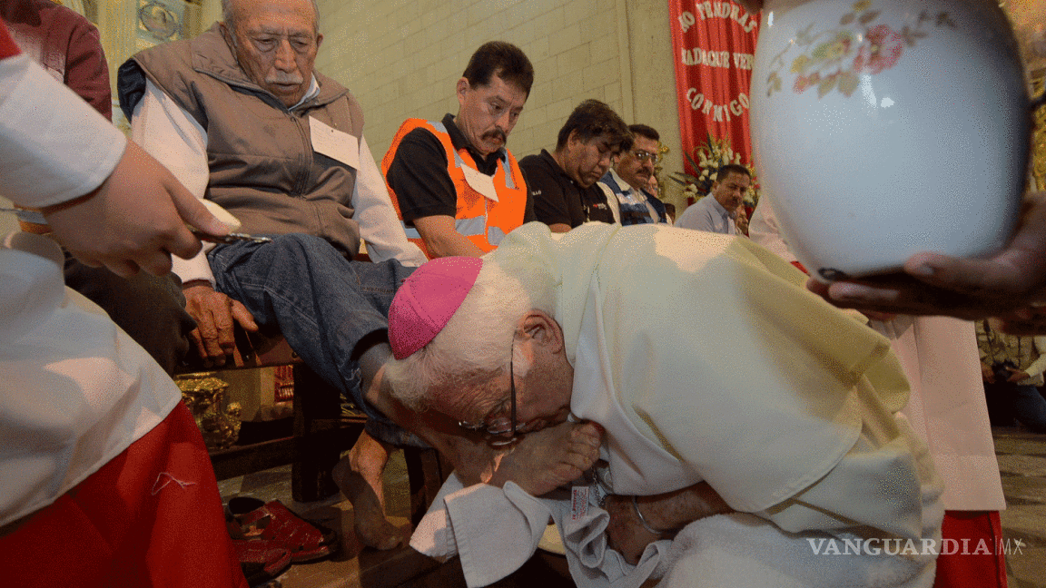 Obispo de Saltillo lava los pies a operarios de la Ciudad