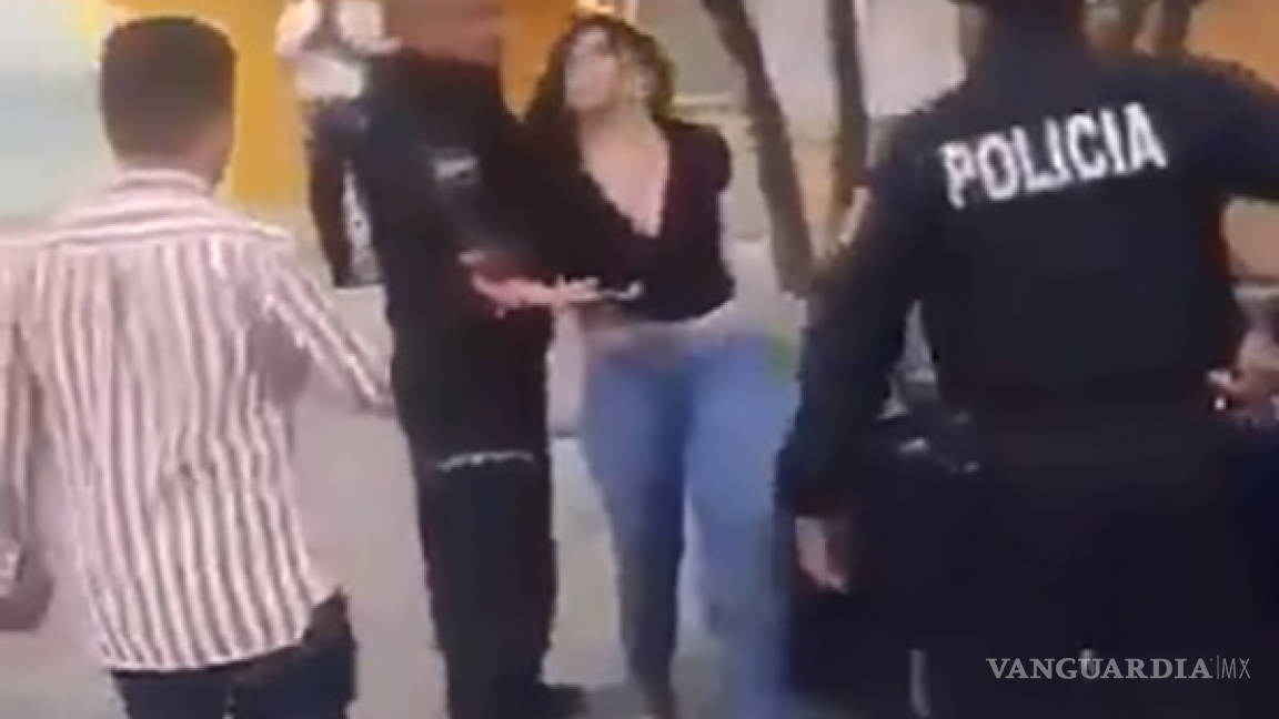 Mujer choca con un Uber, golpea a policías para no ser detenida (VIDEO)
