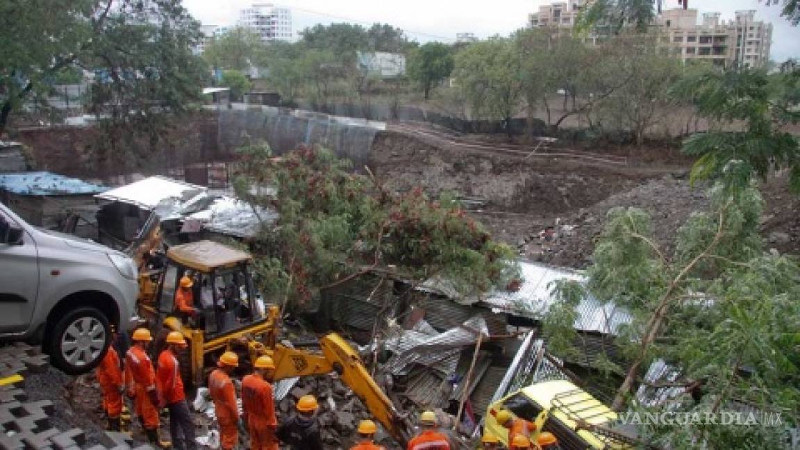 Se derrumba muro en India y deja 15 muertos